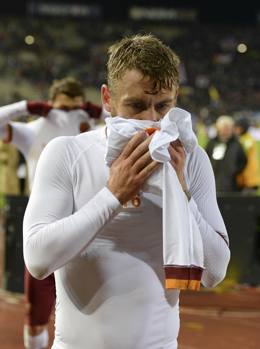 De Rossi bacia la maglia a fine partita. Ansa